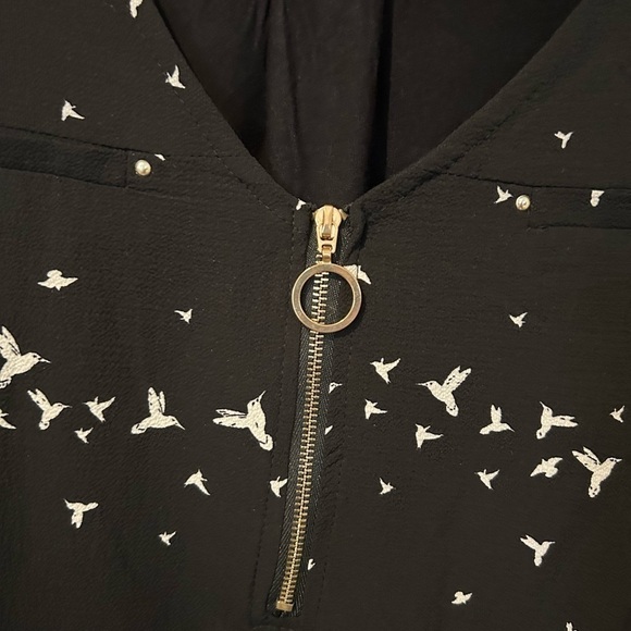 NWOT Temped Hearts Black & White Top With Mid Length Tabbed Sleeves - Picture 2 of 5